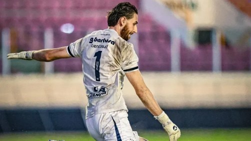 Goleiro Felipe em campo pelo Confiança