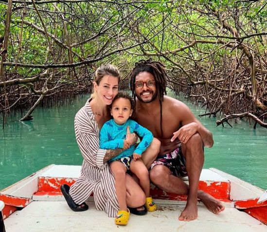 Fernanda Terra e Mackdavid, da primeira temporada de Casamento às Cegas, são pais de um menino • Reprodução