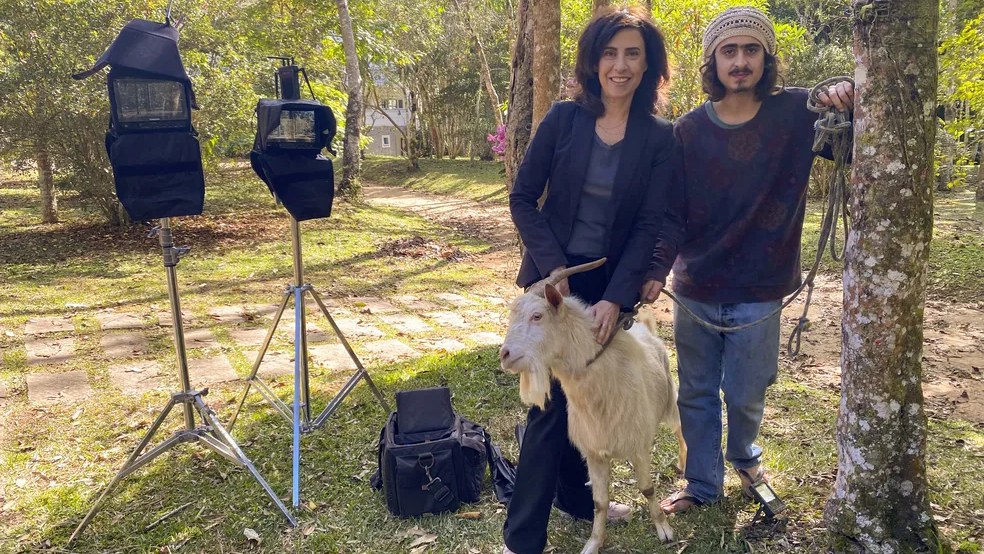 Fernanda Torres e o filho Antônio nos bastidores da série "Amor e Sorte" • Globo/ Andrucha Waddington