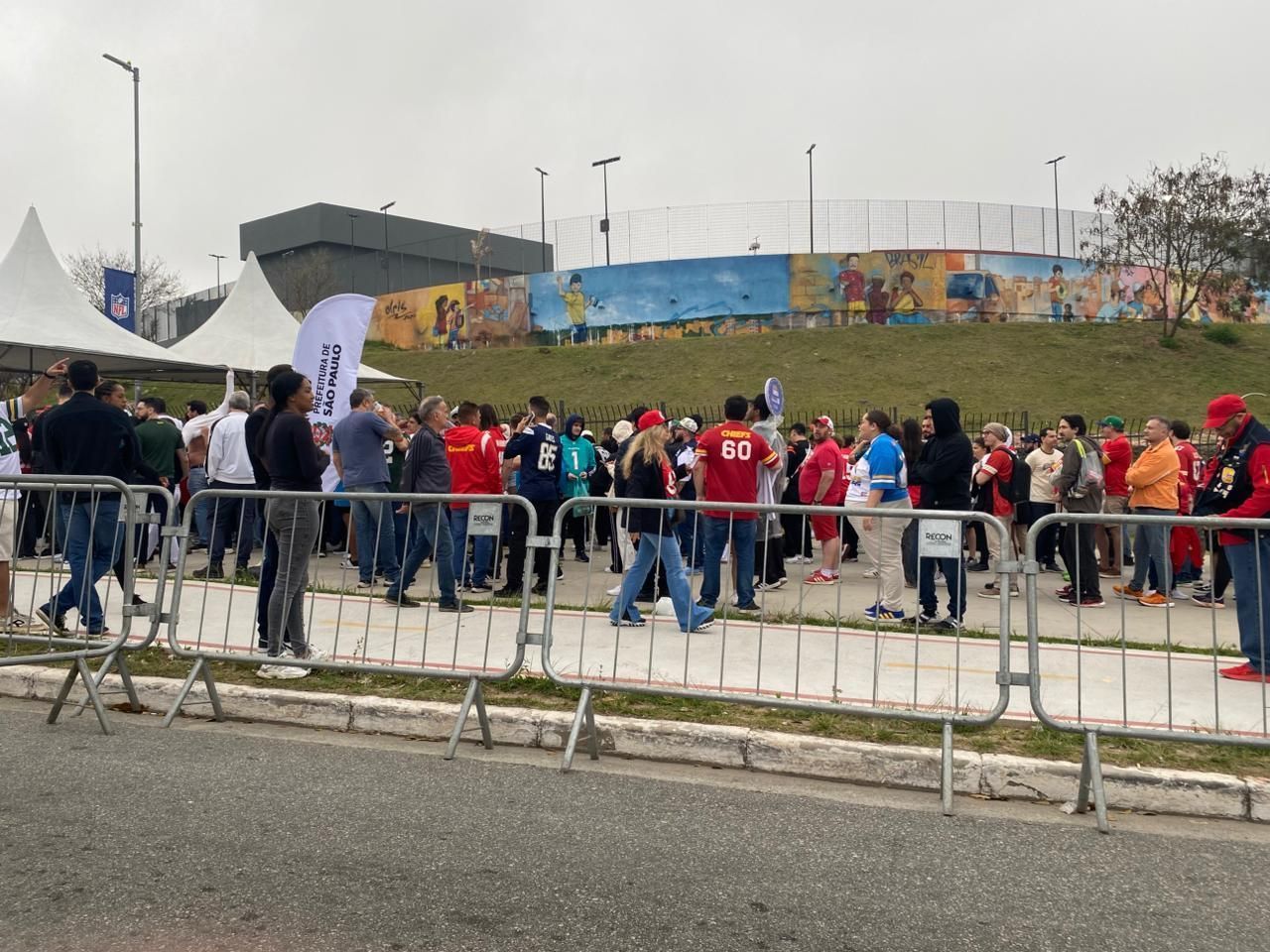 Torcedores enfrentam filas para jogo da NFL em São Paulo