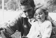 Filha de Paul Walker faz homenagem para o pai, que completaria 52 anos