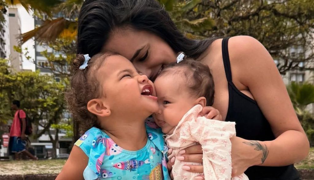 Biancardi posta foto da caçula com Neymar, e fãs reagem: "Igual a Helena" |  CNN Brasil