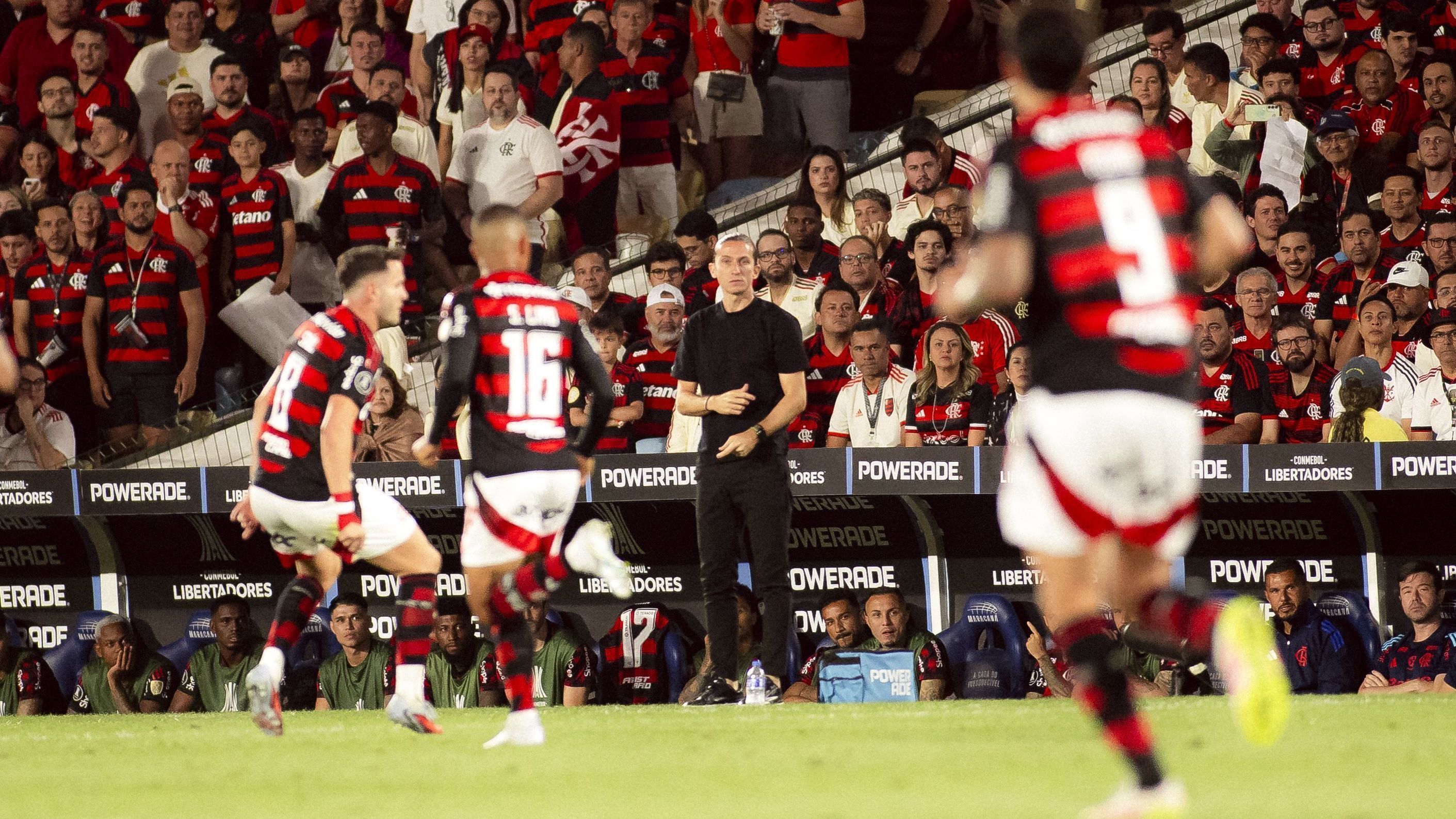 Filipe Luís comanda o Flamengo contra o Estudiantes