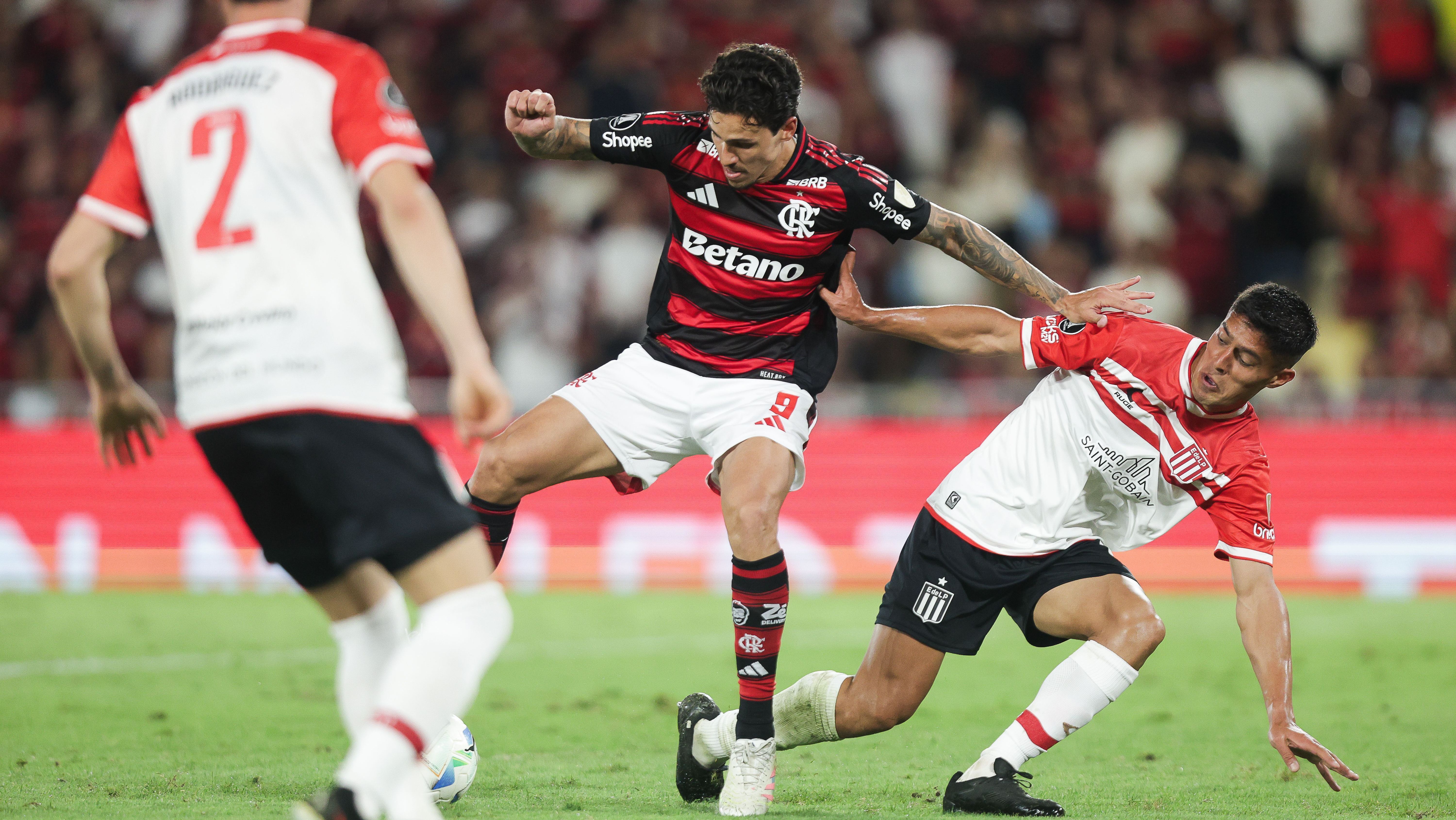 Lance de Flamengo x Estudiantes no jogo de ida das quartas de final da Libertadores