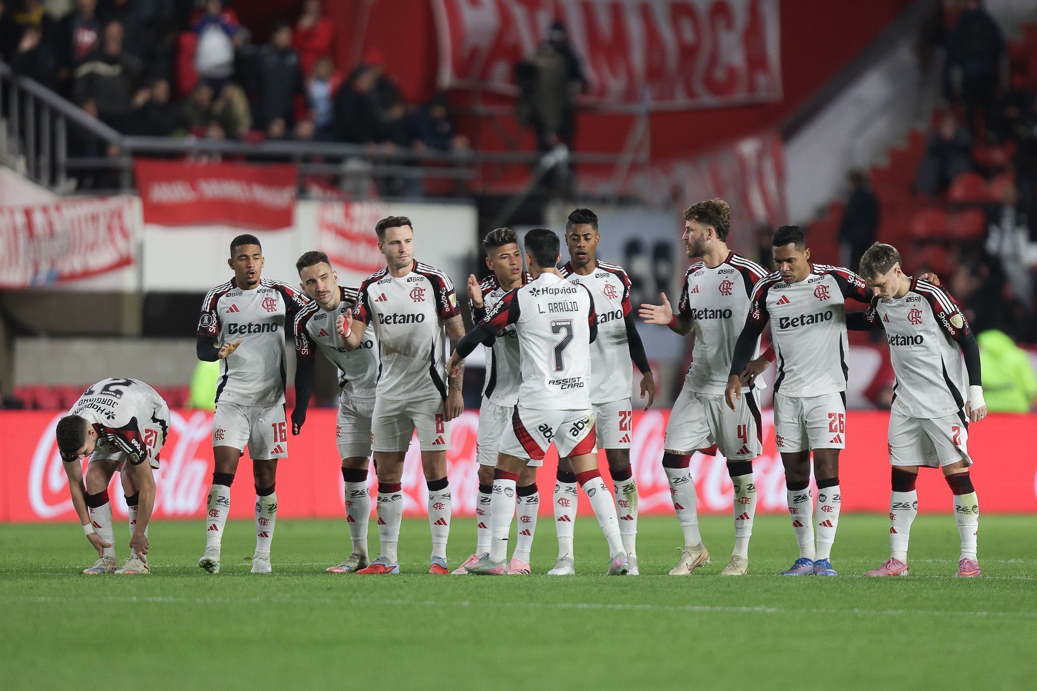Jogadores do Flamengo perfilados durante a disputa de pênaltis no duelo com Estudiantes