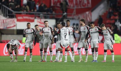 Jogadores do Flamengo perfilados durante a disputa de pênaltis no duelo com Estudiantes