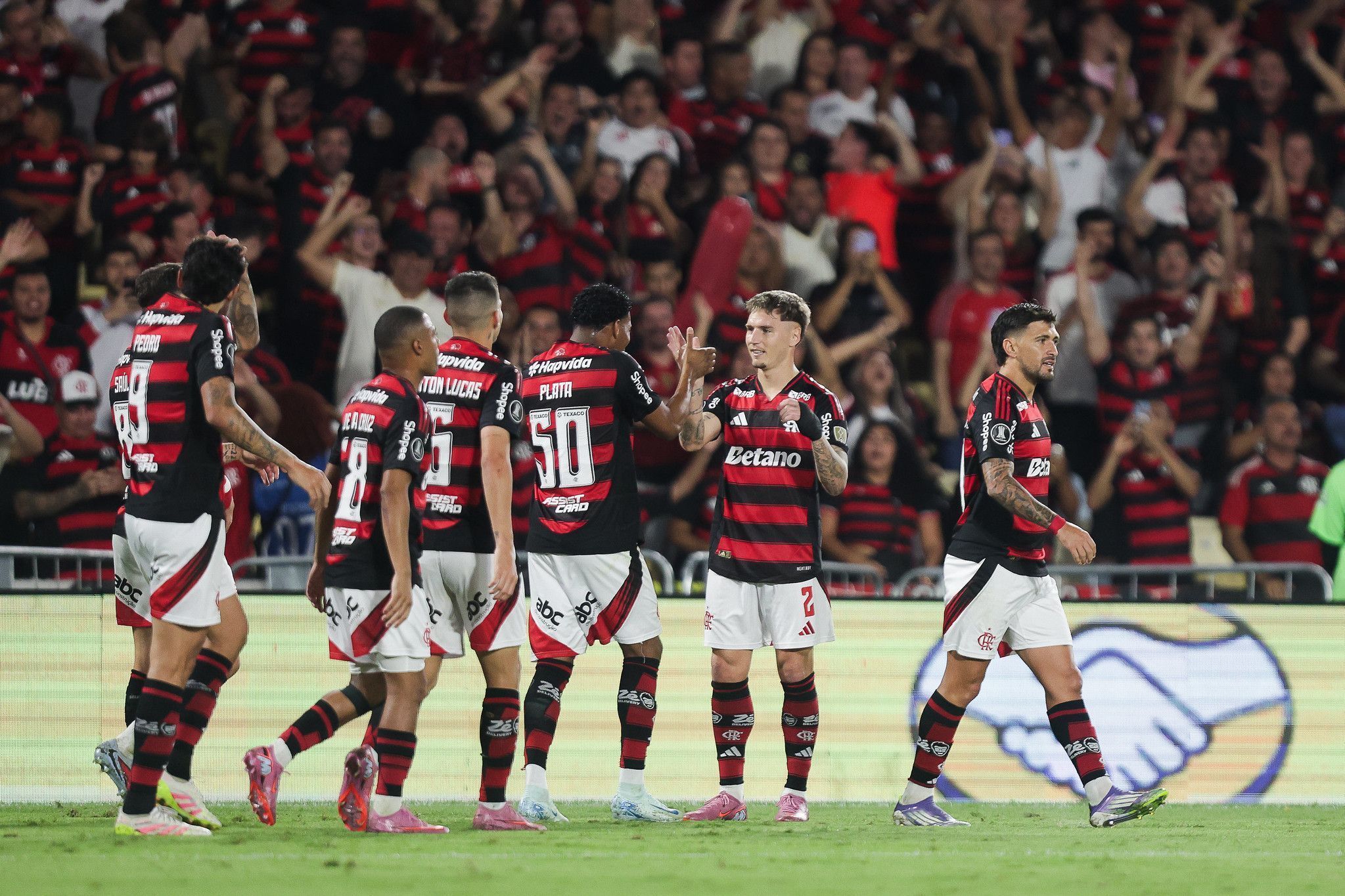 Jogadores do Flamengo celebram o gol de Varela sobre o Estudiantes, no jogo de dia das quartas da Libertadores