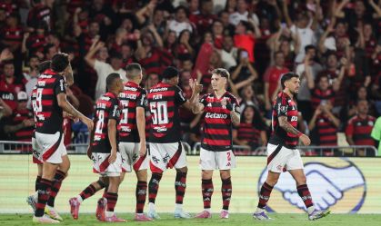 Jogadores do Flamengo celebram o gol de Varela sobre o Estudiantes, no jogo de dia das quartas da Libertadores