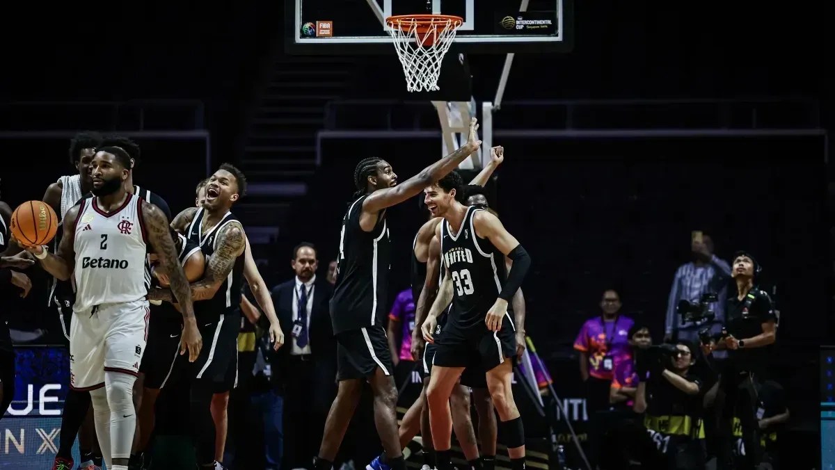 Jogadores do NBA G League United comemorando sua vitória sobre o Flamengo