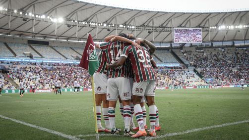 Jogadores do Fluminense comemoram gol em vitória contra o Botafogo