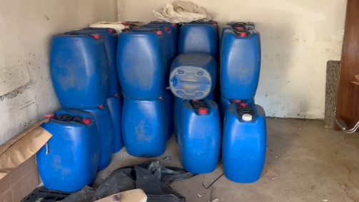 foram encontradas garrafas vazias e recipientes para armazenamento e transporte de líquidos