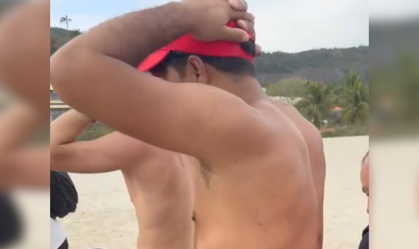 Nas imagens, é possível ver que o suspeito está acompanhado de outros dois homens.
