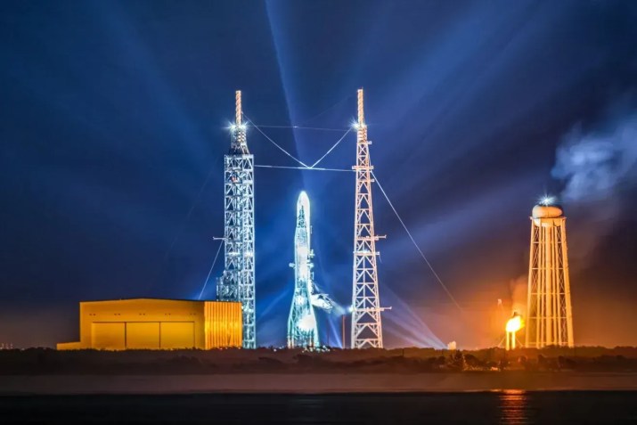 O foguete New Glenn da Blue Origin é visto antes de seu primeiro lançamento do Centro Espacial Kennedy, na Flórida, em 12 de janeiro • Alex G Perez/AGPfoto/Sipa USA