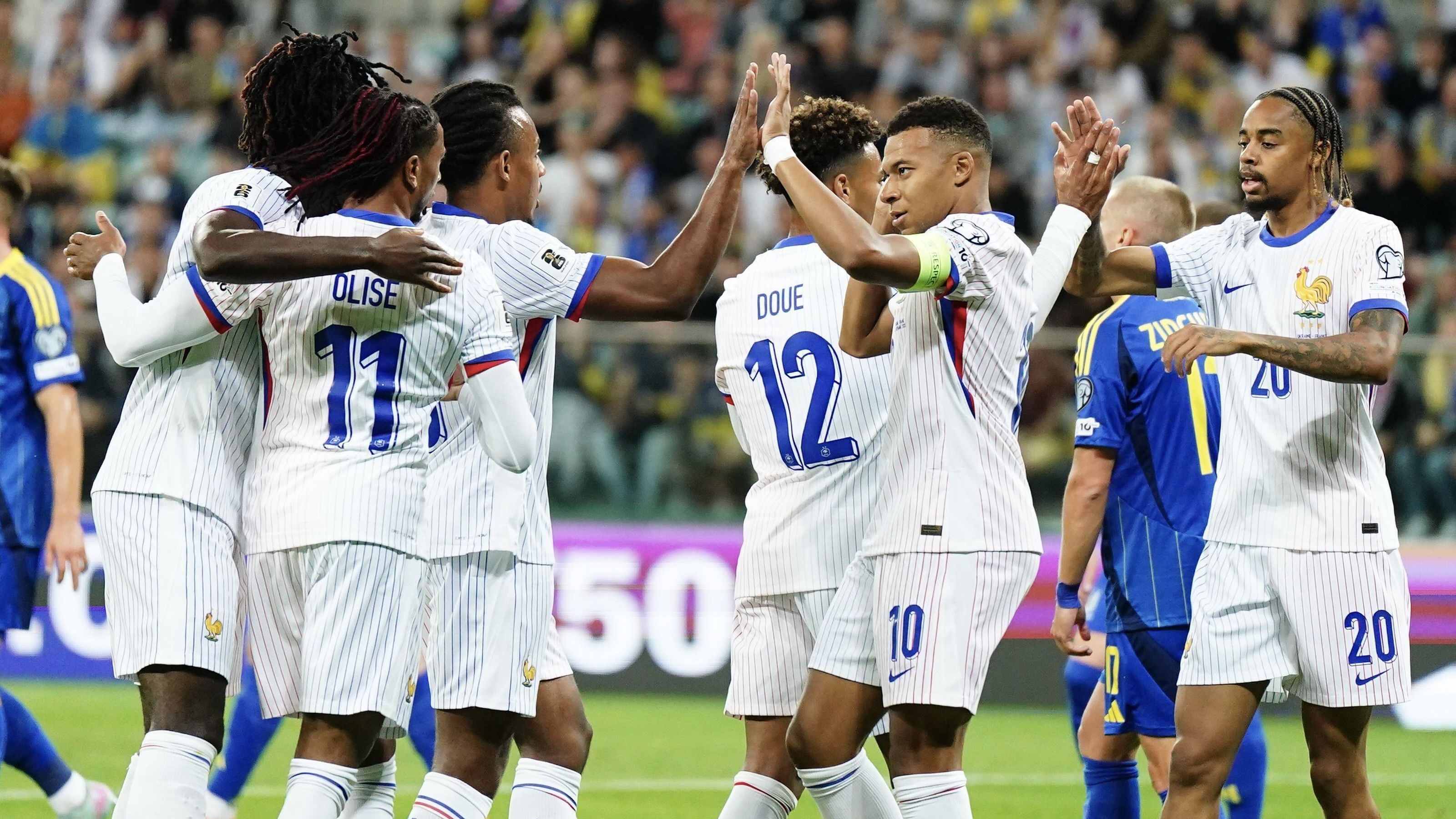 Jogadores da França comemorando gol diante da Ucrânia, pelas Eliminatórias