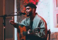 Francisco Gil presta homenagem à mãe, Preta Gil, durante show em Londres