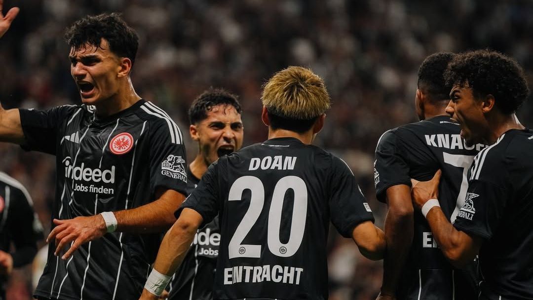 Jogadores do Eintracht Frankfurt comemoram gol contrao Galatasaray