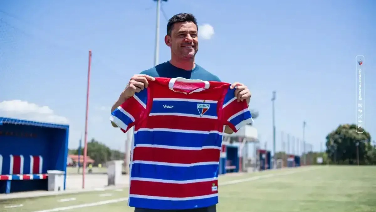 Fred sendo apresentado como treinador das categorias de base do Fortaleza