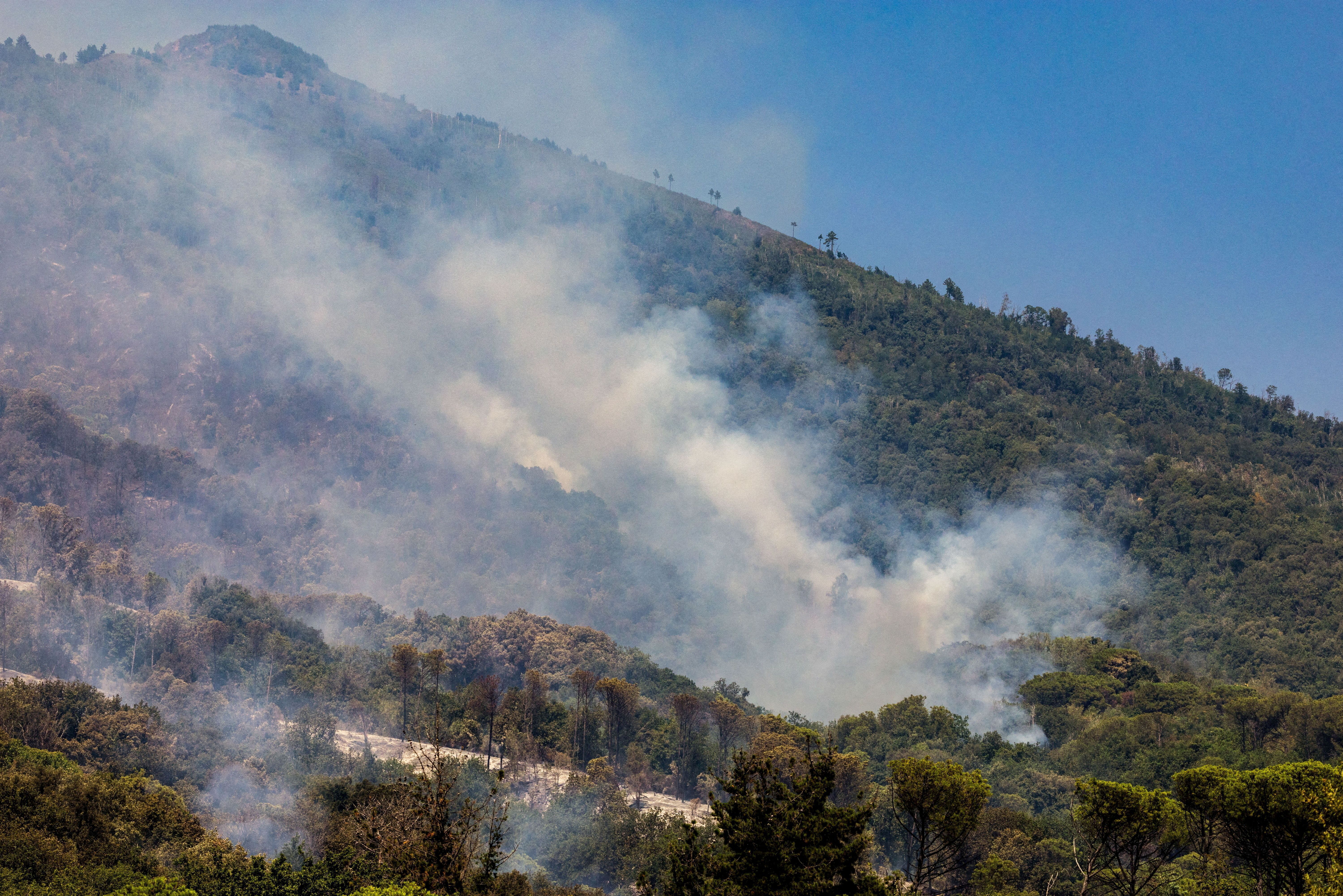 Fumaça causada por incêndios florestais em Terzigno, na Itália