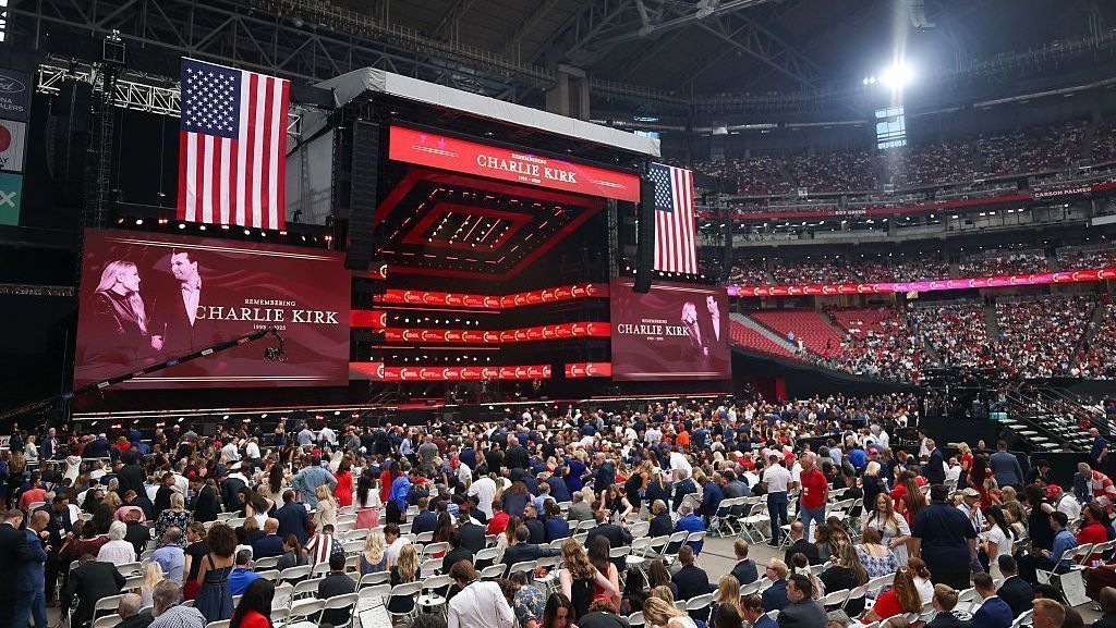 Milhares de pessoas comparecem ao funeral de Charlie Kirk no Estádio State Farm, em 21 de setembro de 2025, em Glendale, Arizona