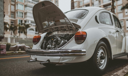 Clássico da Volkswagen, o Fusca passou de carro acessível nos anos 1990 a objeto de desejo entre colecionadores, alcançando valores que superam modelos zero quilômetro.