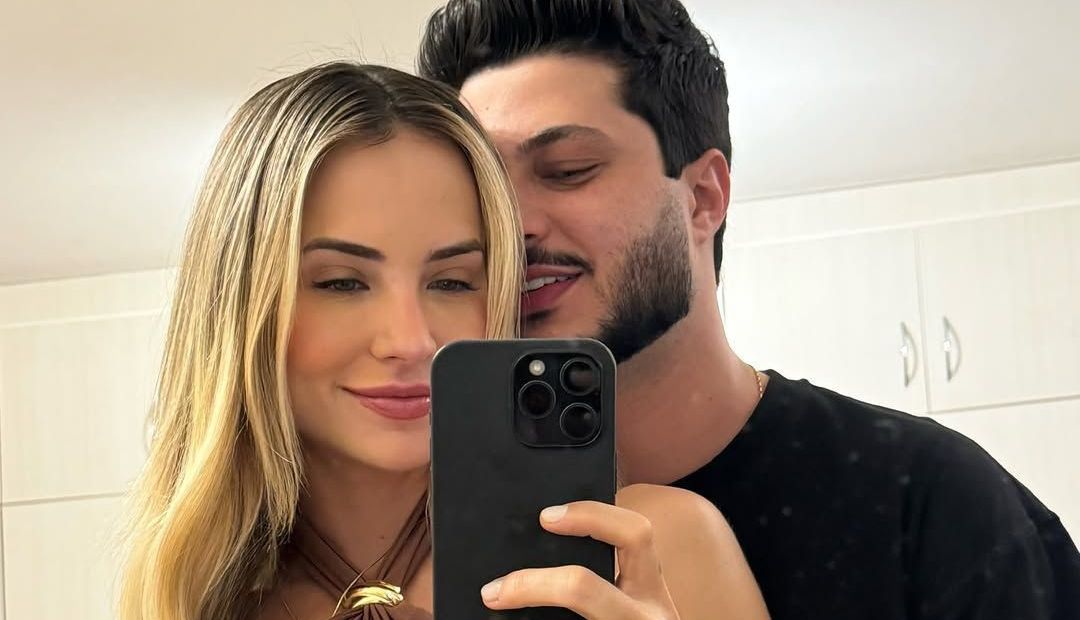 Gabi Martins assumiu o relacionamento com o youtuber e humorista Fidelis Falante