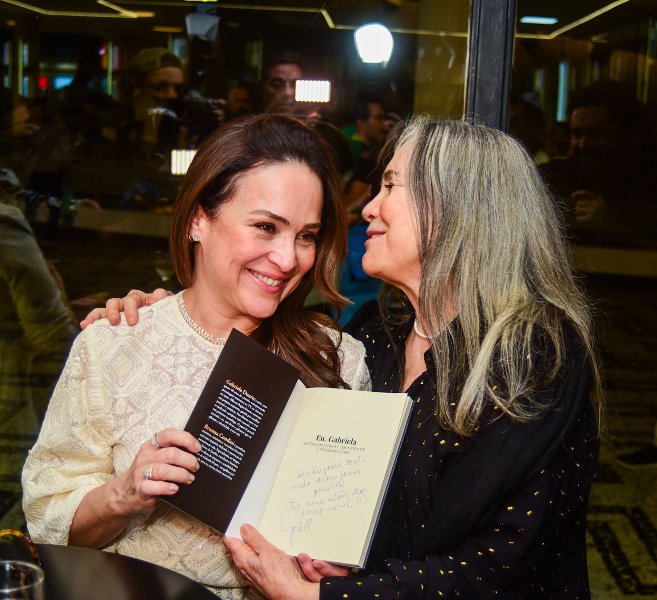 Regina prestigiou o lançamento do livro da filha, Gabriela Duarte • Edu Araujo/Agnews