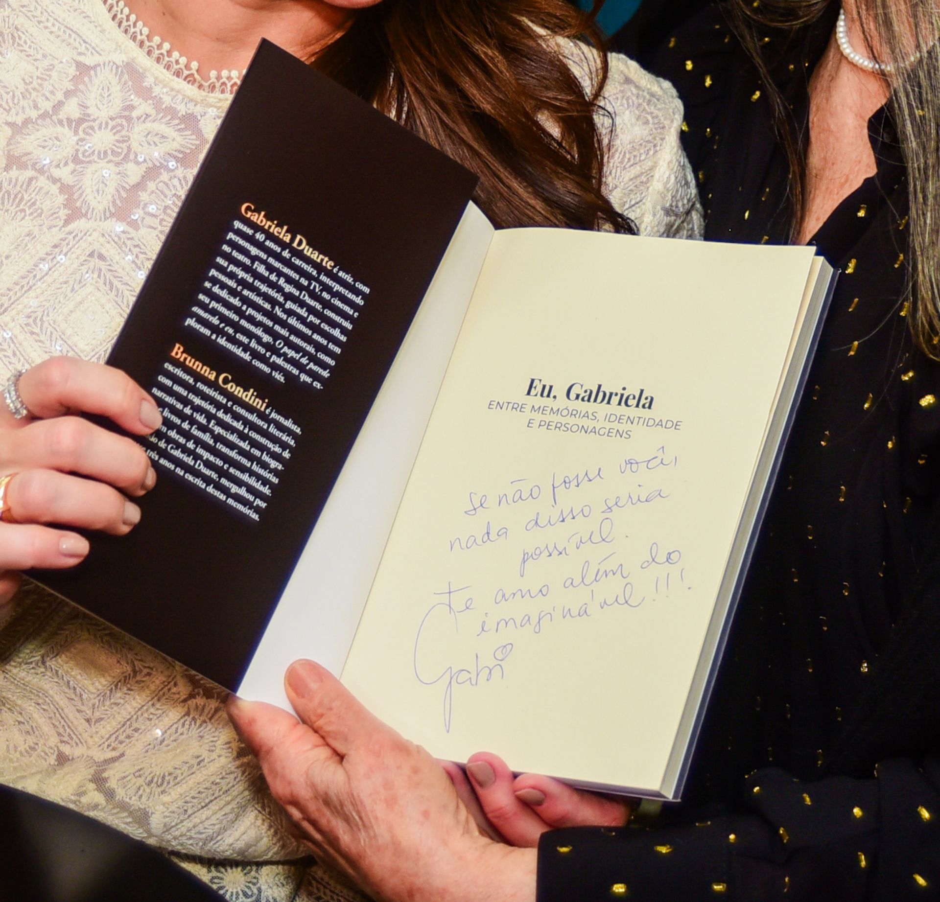 A mensagem que Gabriela Duarte escreveu para a mãe na dedicatória do livro • Edu Araujo/Agnews