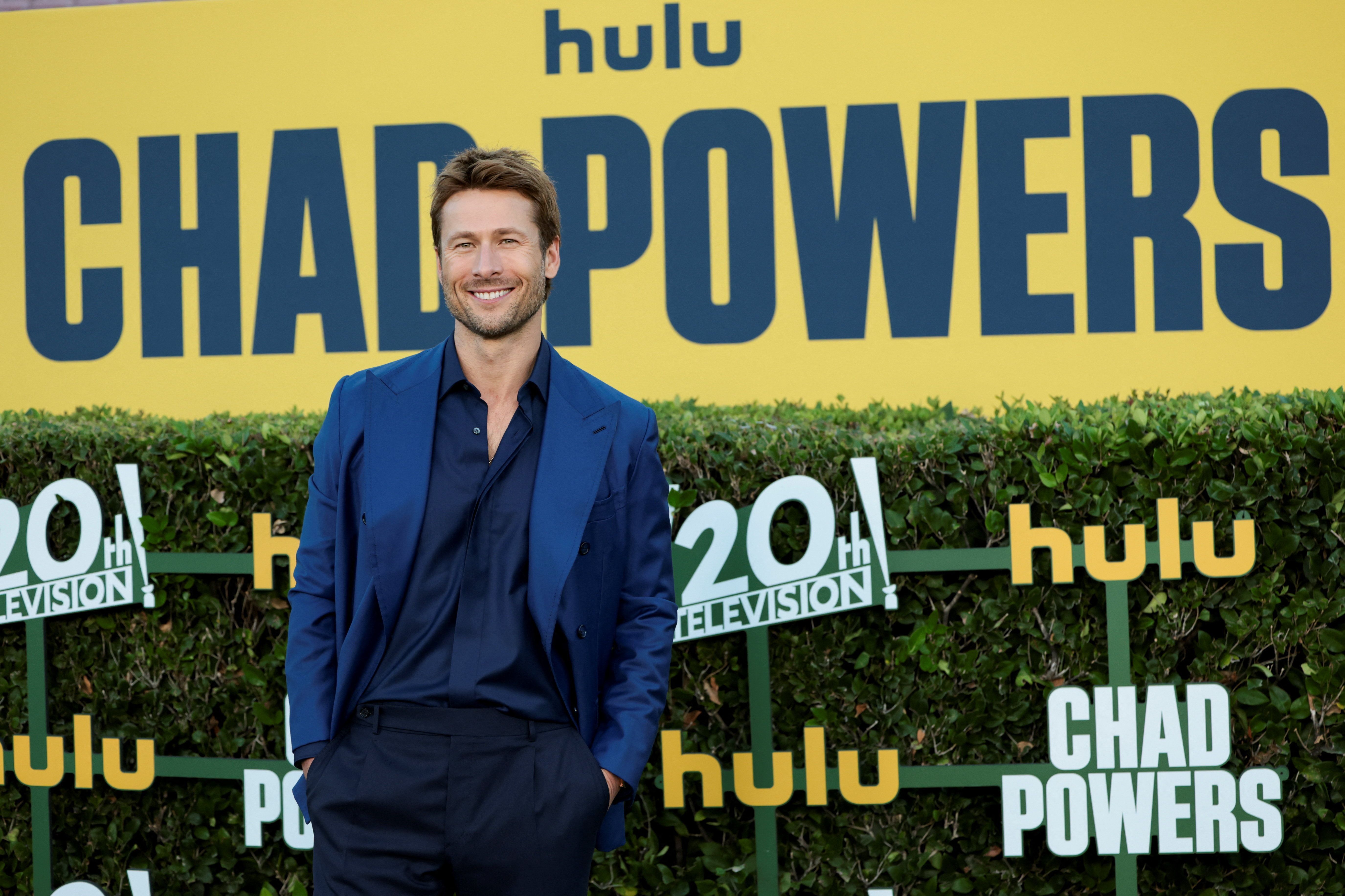 Glen Powell durante pré-estreia da série televisiva "Chad Powers", no estádio Rose Bowl, em Pasadena, no Estado norte-americano da Califórnia