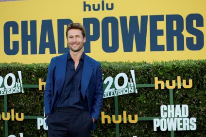 Glen Powell durante pré-estreia da série televisiva "Chad Powers", no estádio Rose Bowl, em Pasadena, no Estado norte-americano da Califórnia