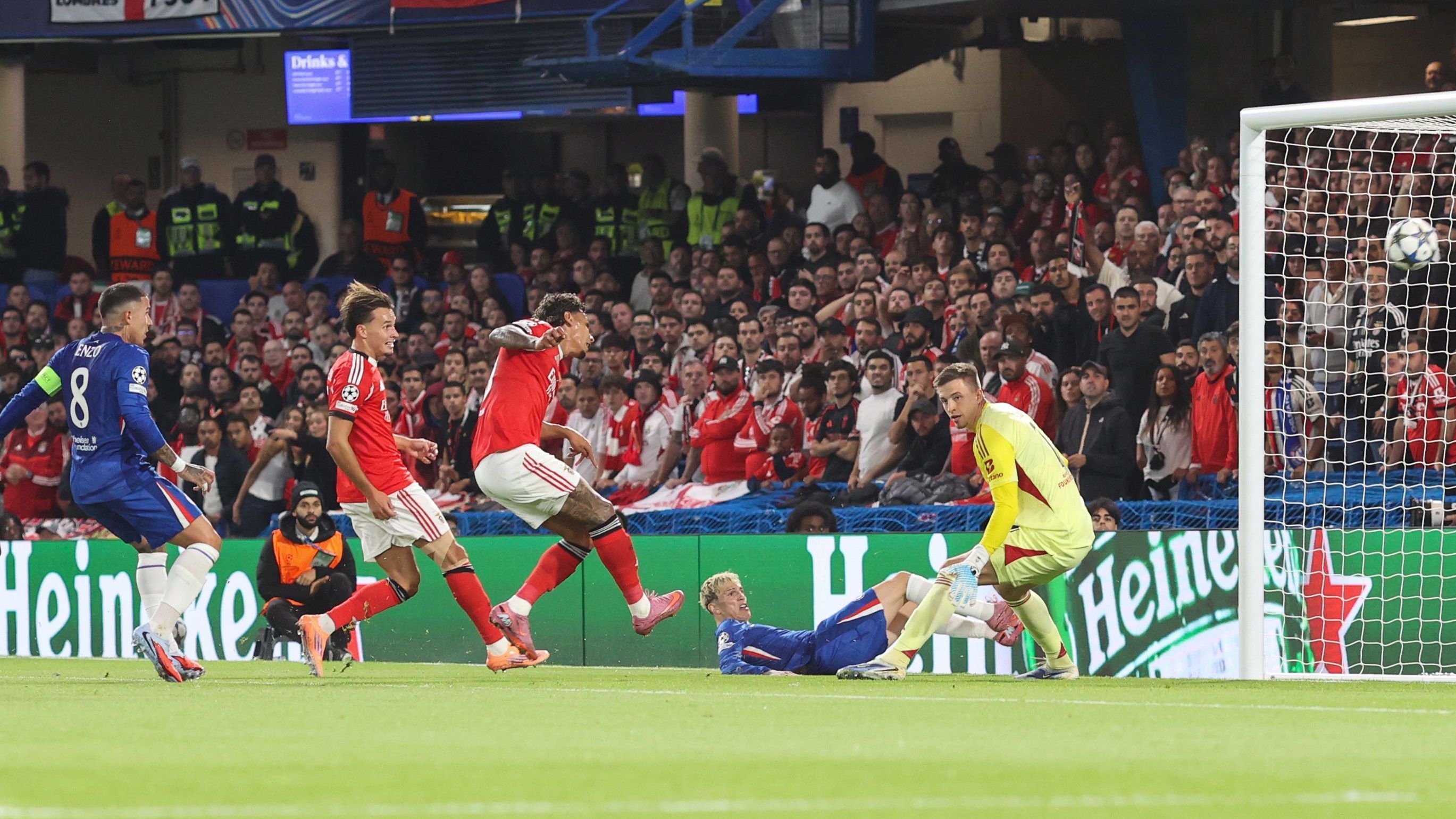 Richard Ríos tenta cortar cruzamento e marca gol contra em Chelsea 1 x 0 Benfica pela Champions League