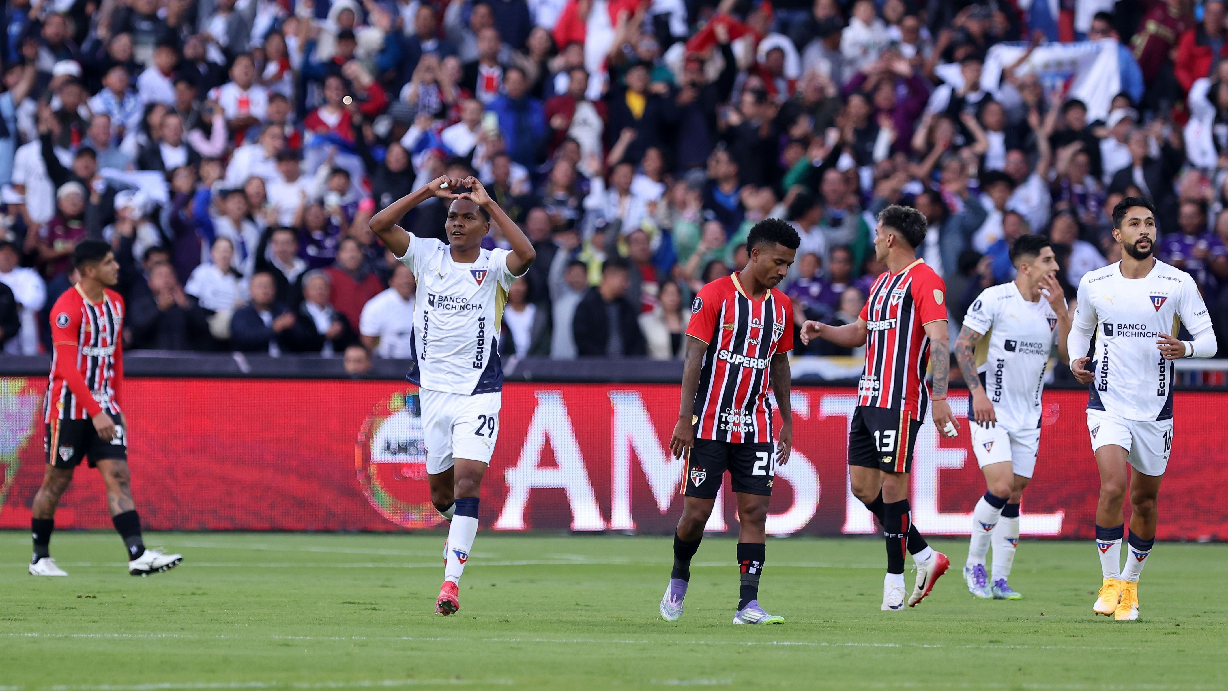 Bryan Ramírez comemora gol da LDU sobre o São Paulo pela Libertadores