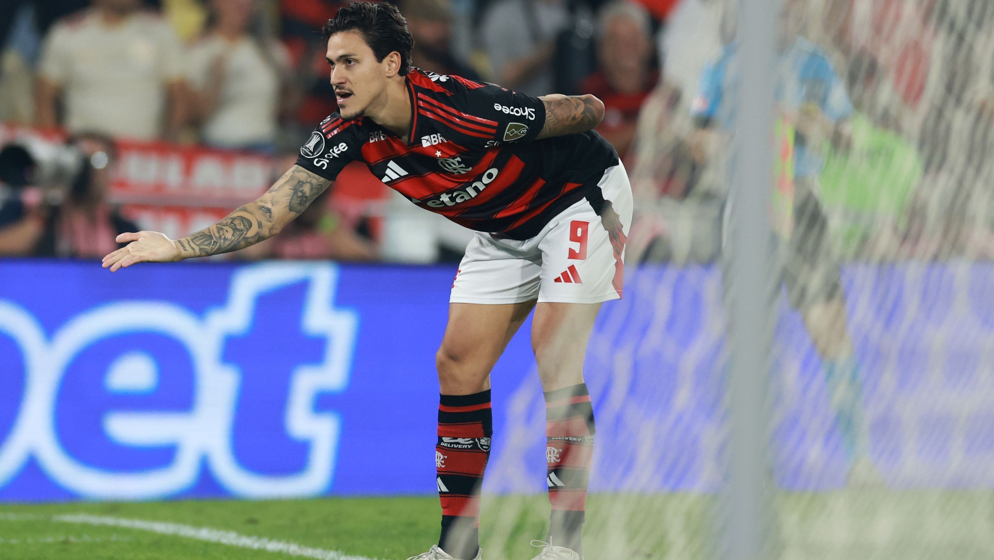 Pedro comemora o primeiro gol do Flamengo sobre o Estudiantes