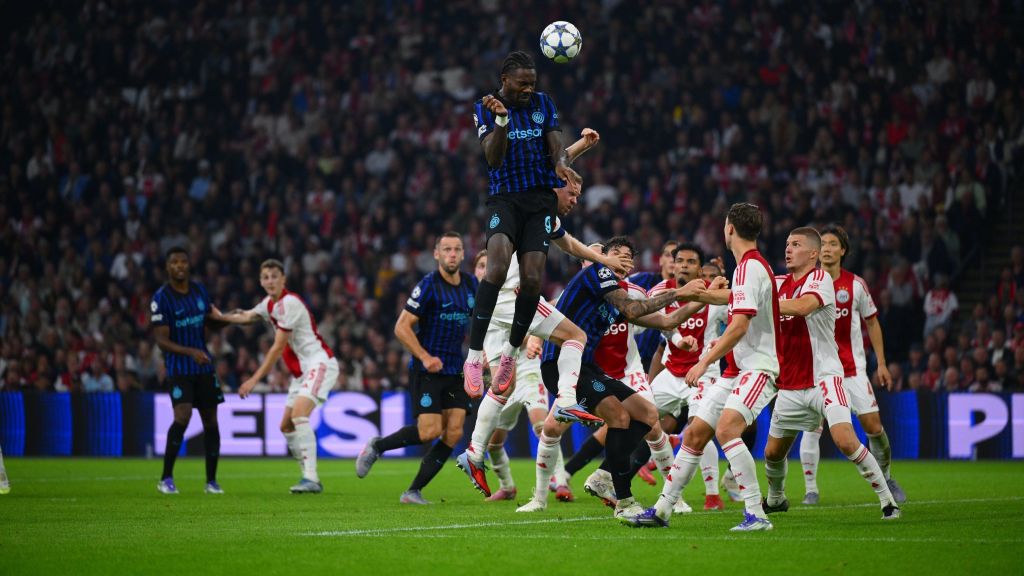 Marcus Thuram sobe mais alto que a defesa do Ajax para marcar um dos gols de cabeça que fez para a Inter de Milão