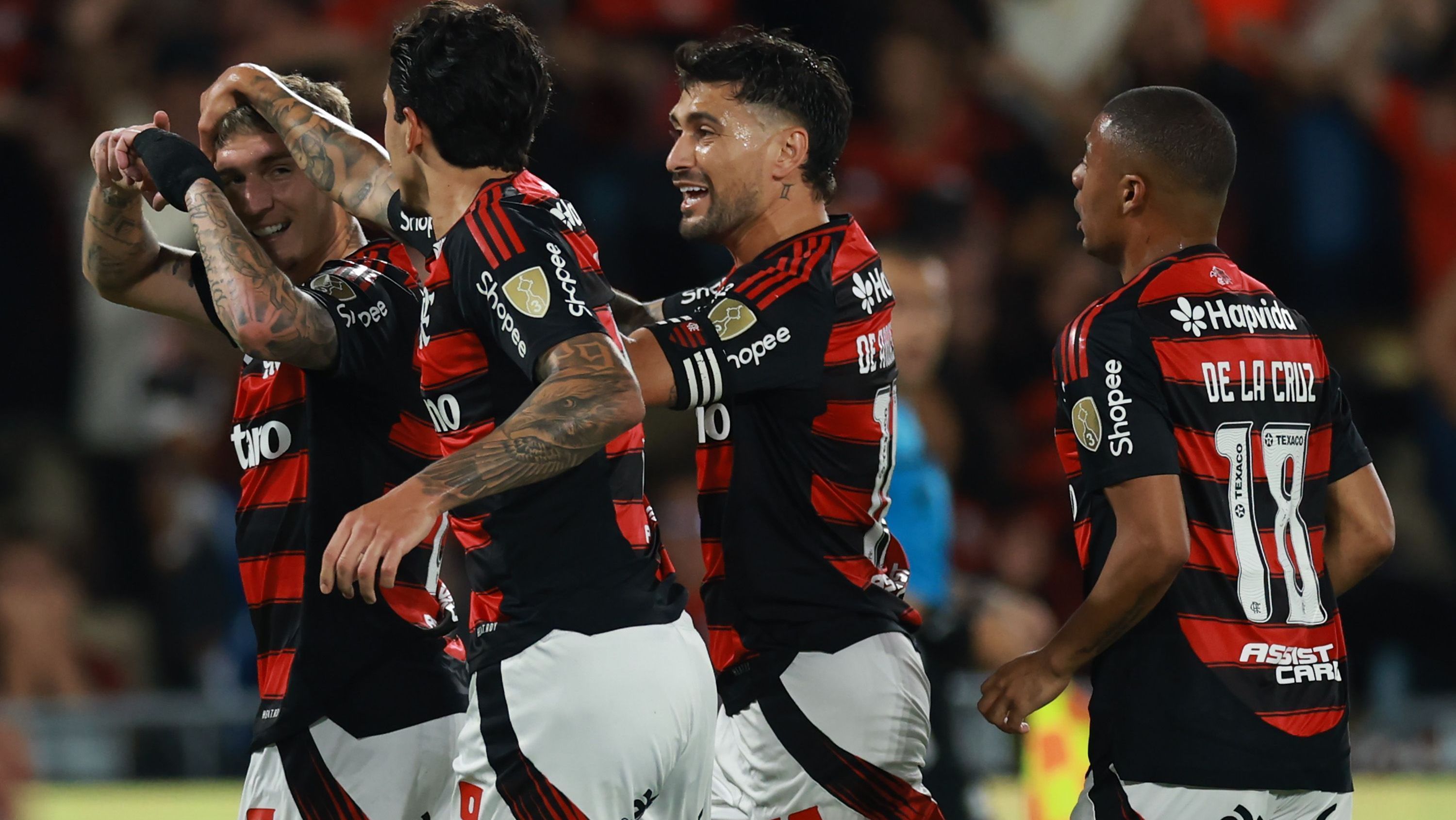 Jogadores do Flamengo comemoram com Varela o segundo gol sobre o Estudiantes