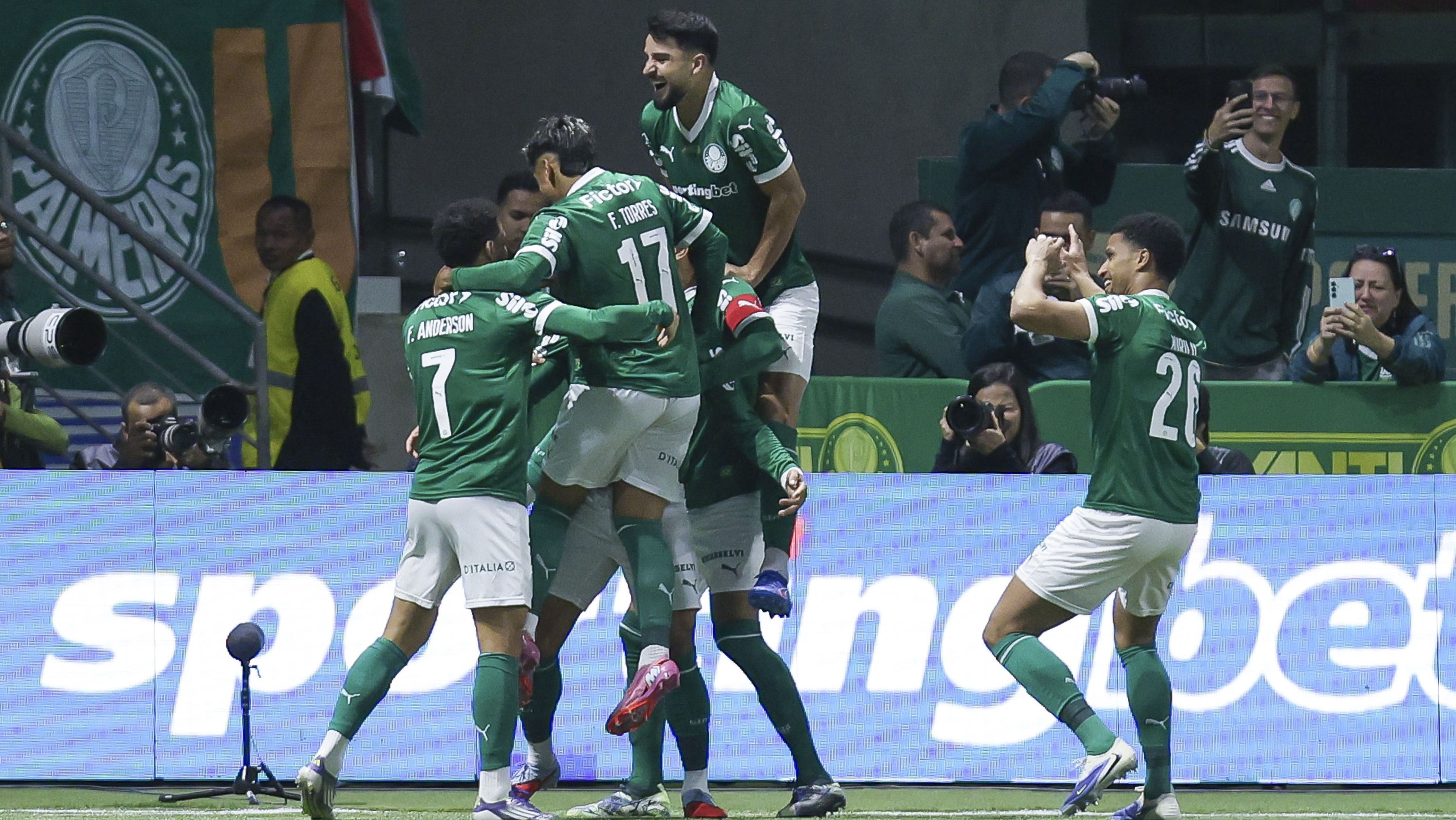 Jogadores do Palmeiras comemoram gol sobre o Inter pelo Brasileirão