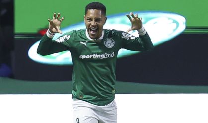 Vitor Roque comemora gol do Palmeiras sobre o Inter no Allianz Parque