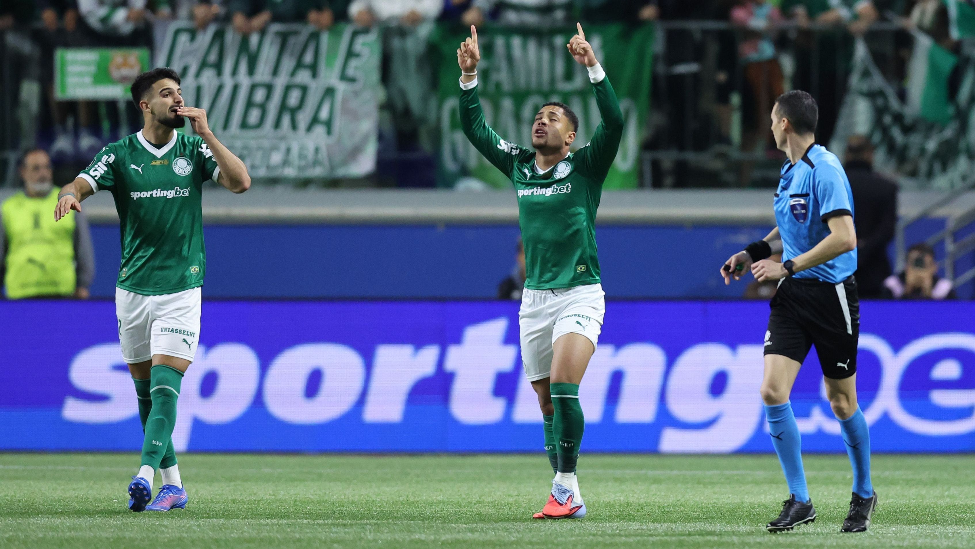 Vitor Roque comemora o gol do Palmeiras sobre o River Plate