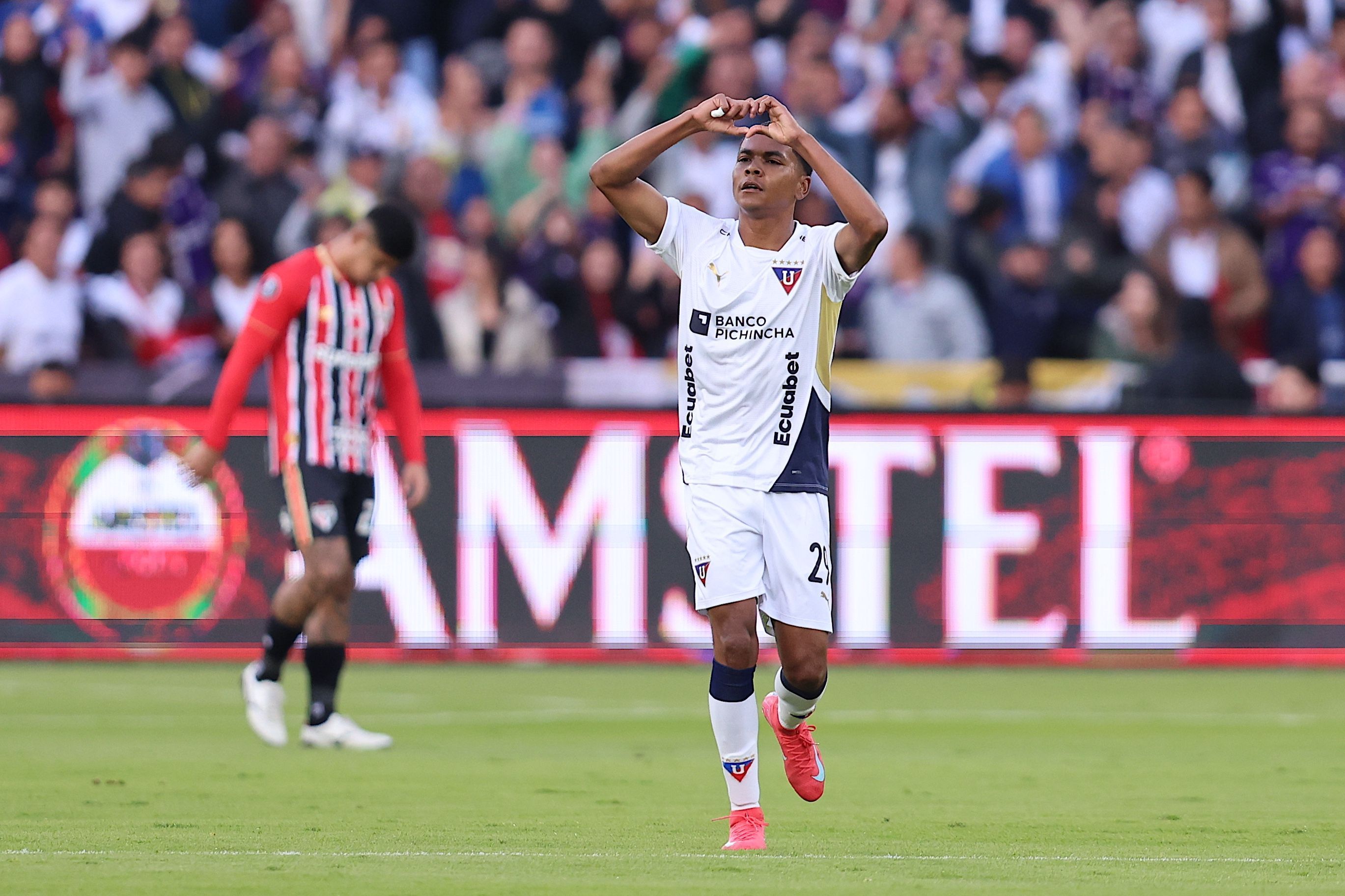 Bryan Ramírez comemora gol em LDU x São Paulo, pela Libertadores