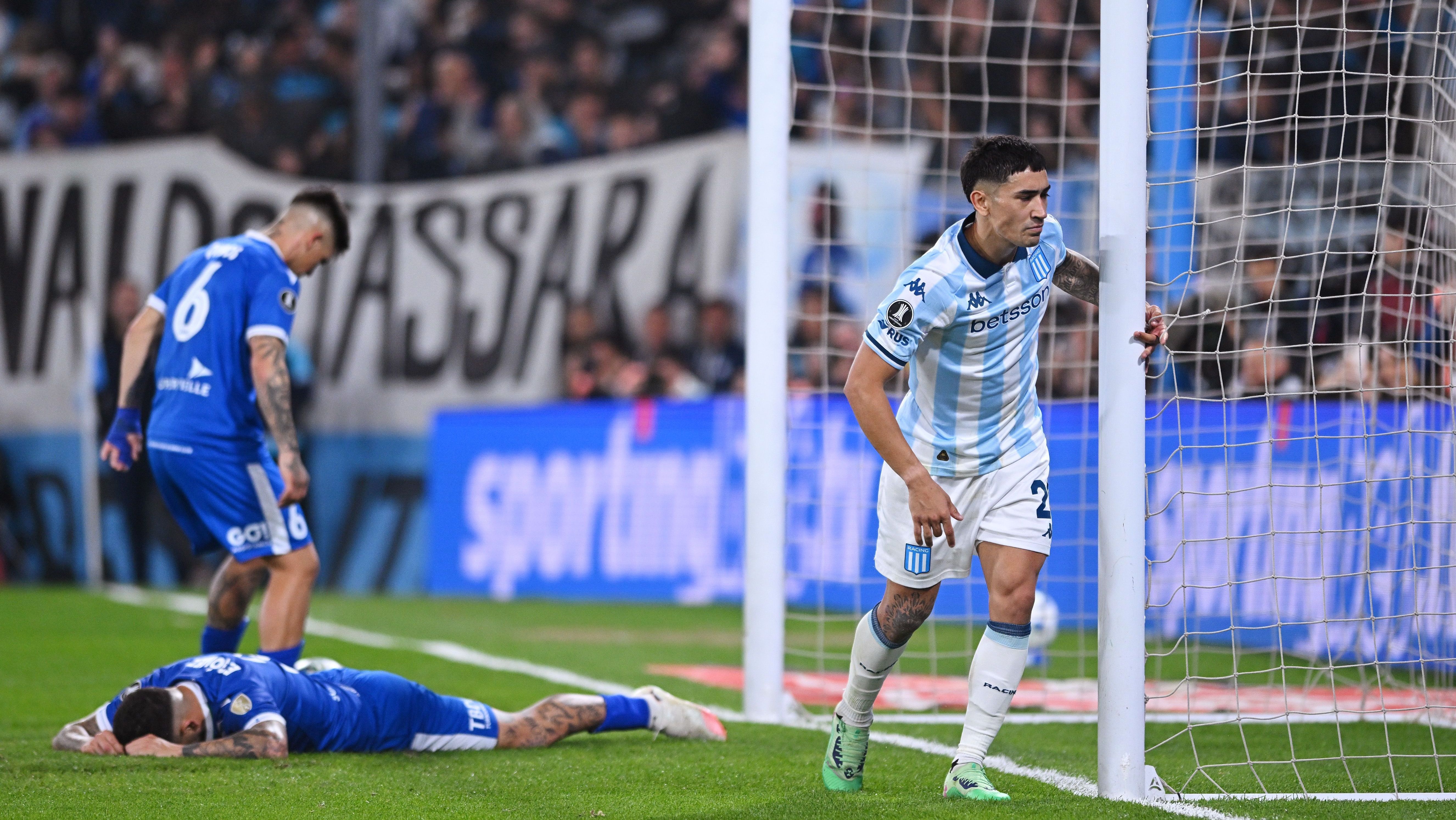 Solari marca o gol da classificação do Racing sobre o Vélez, na Libertadores