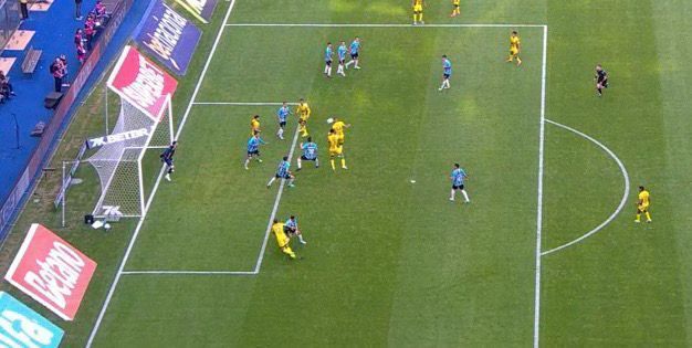 Momento da análise do impedimento no gol marcado pelo Mirassol contra o Grêmio, pelo Brasileirão