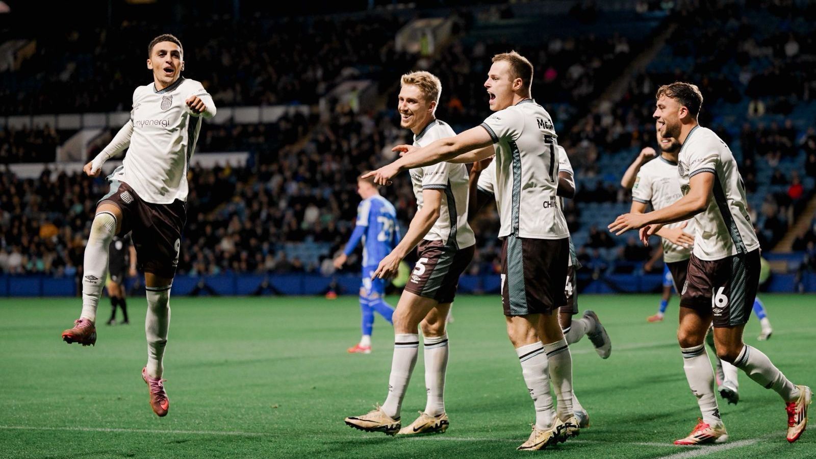 Jogadores do Grimsby Town comemorando a vitória na Copa da Liga Inglesa