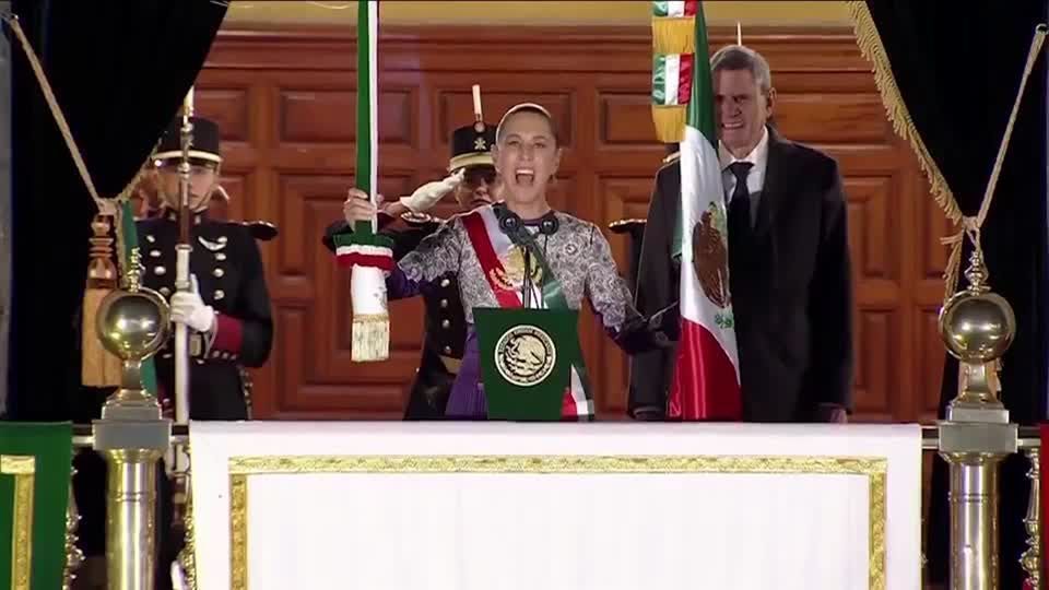 Claudia Sheinbaum, primeira mulher presidente do México, homenageia heroínas na histórica cerimônia de independência 'El grito'