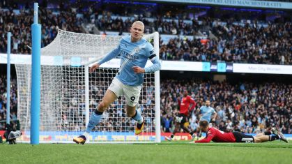 Haaland comemora um dos gols que marcou para o Manchester City no clássico contra o United