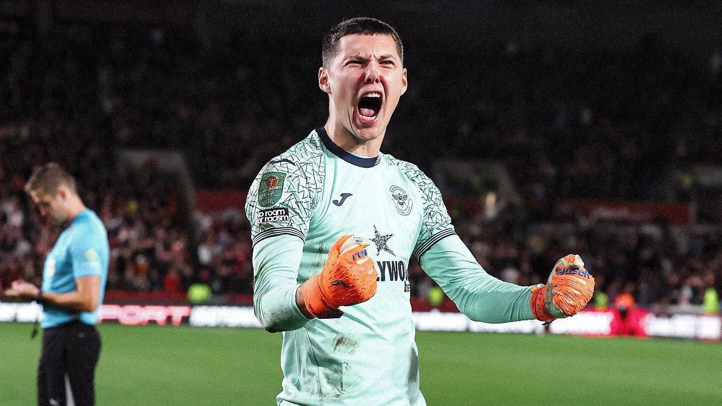 Hákon Rafn Valdimarsson brilhou nos pênaltis e classificou o Brentford às oitavas da Copa da Liga Inglesa