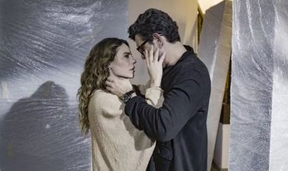 Renato e Heleninha se beijam após recaída