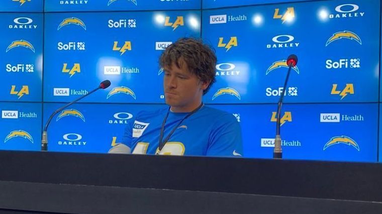 Justin Herbert em coletiva dos Chargers