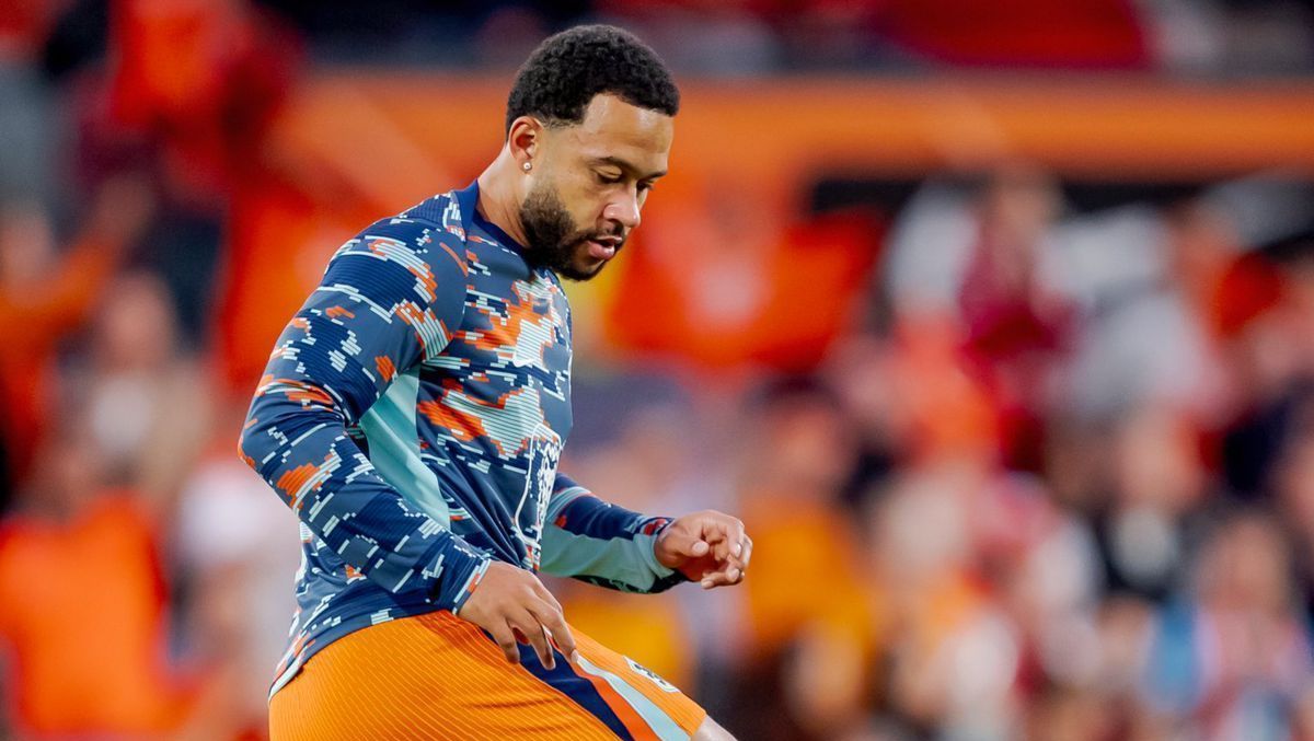 Memphis Depay em aquecimento antes da partida pelas Eliminatórias para a Copa do Mundo
