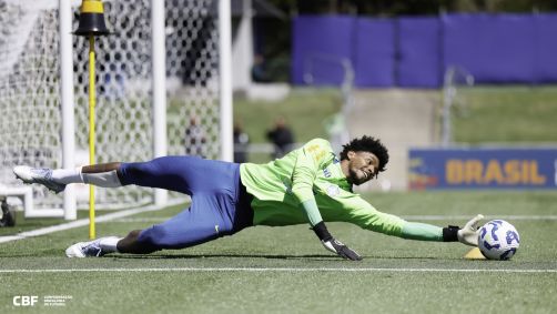 Hugo Souza em treino da Seleção Brasileira