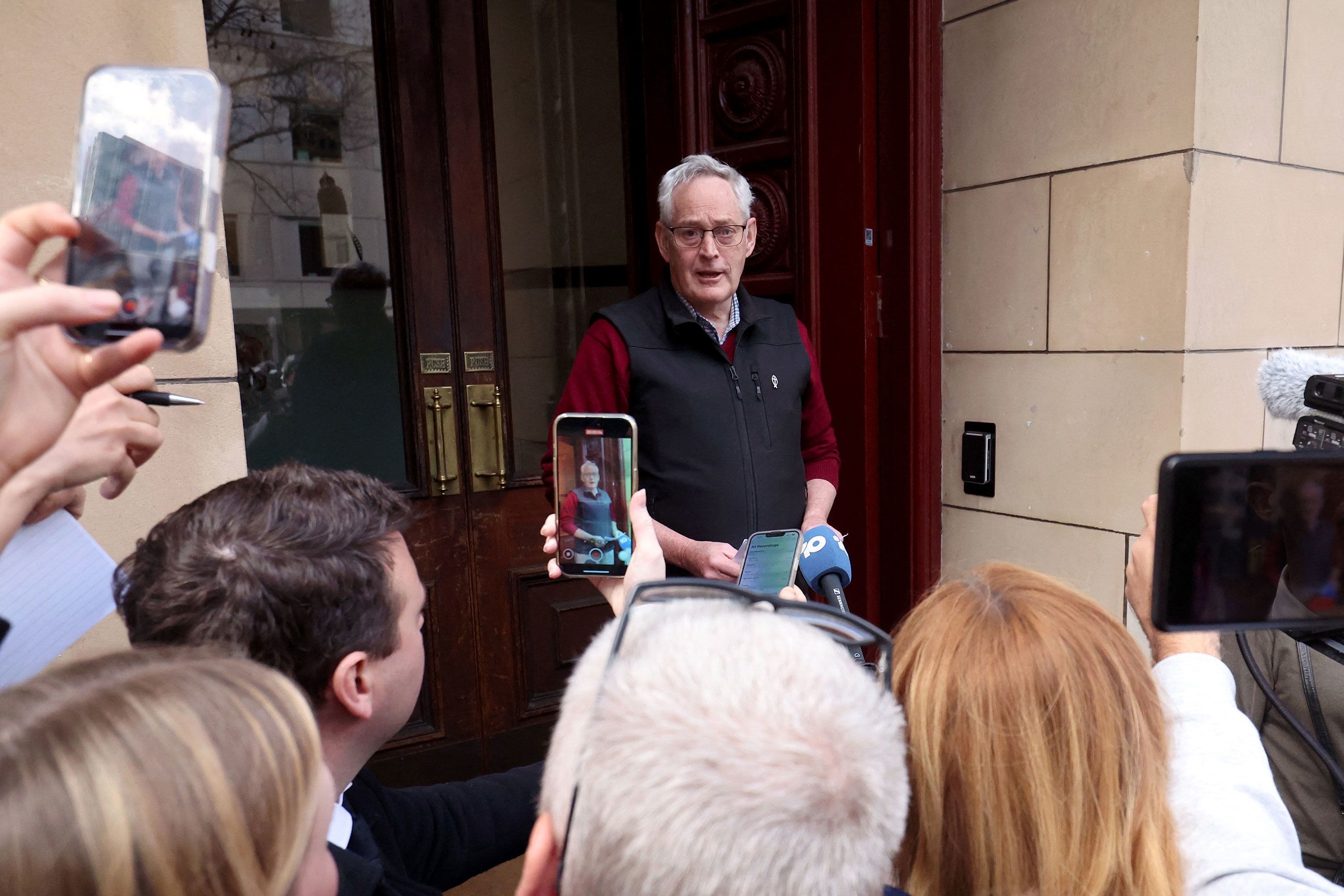 Ian Wilkinson, o único sobrevivente dos cogumelos envenenados, fala em frente a Suprema Corte de Victoria, em Melbourne • Ian Wilkinson via CNN Newsource