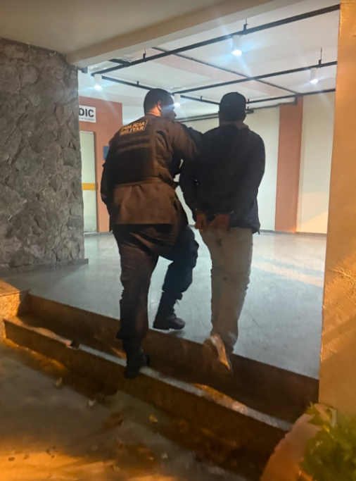 Homem que invadiu prédio do ator Igor Cosso foi levado para a delegacia • Reprodução/Instagram